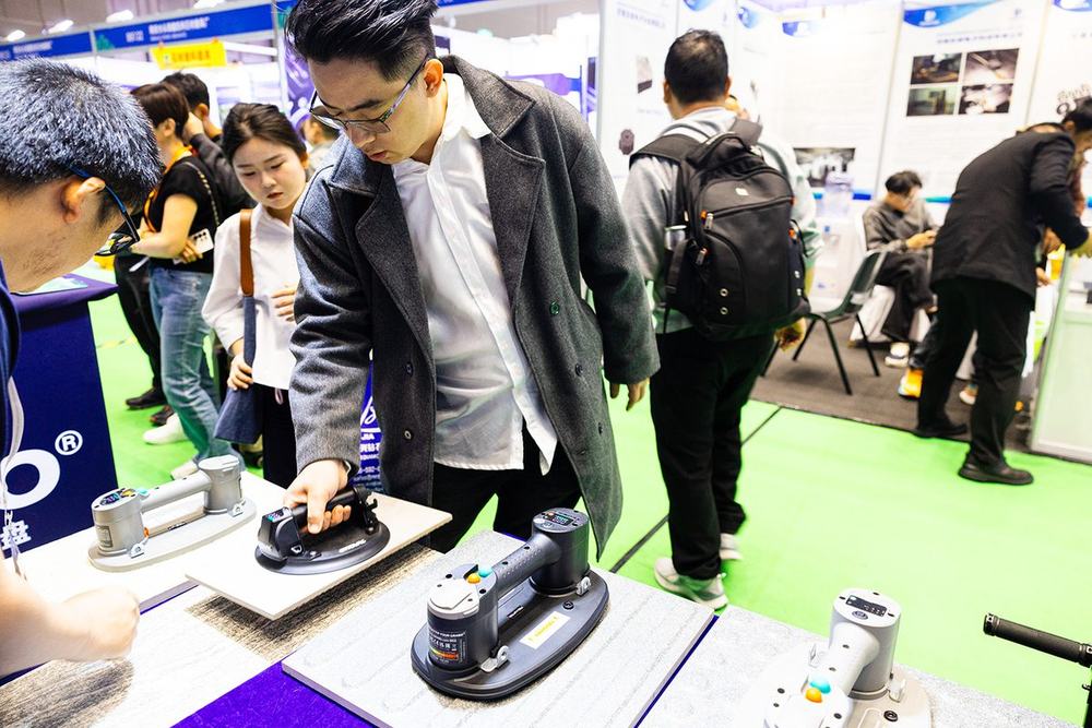 展会上的观众上手试用格勒堡电动吸盘